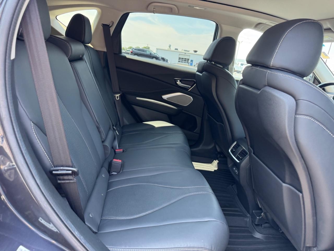 Acura RDX Vehicle Full-screen Gallery Image 11