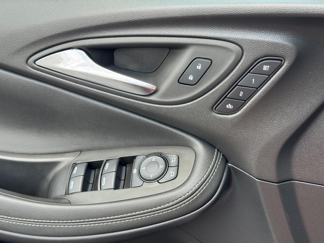 Buick Encore GX Vehicle Full-screen Gallery Image 25