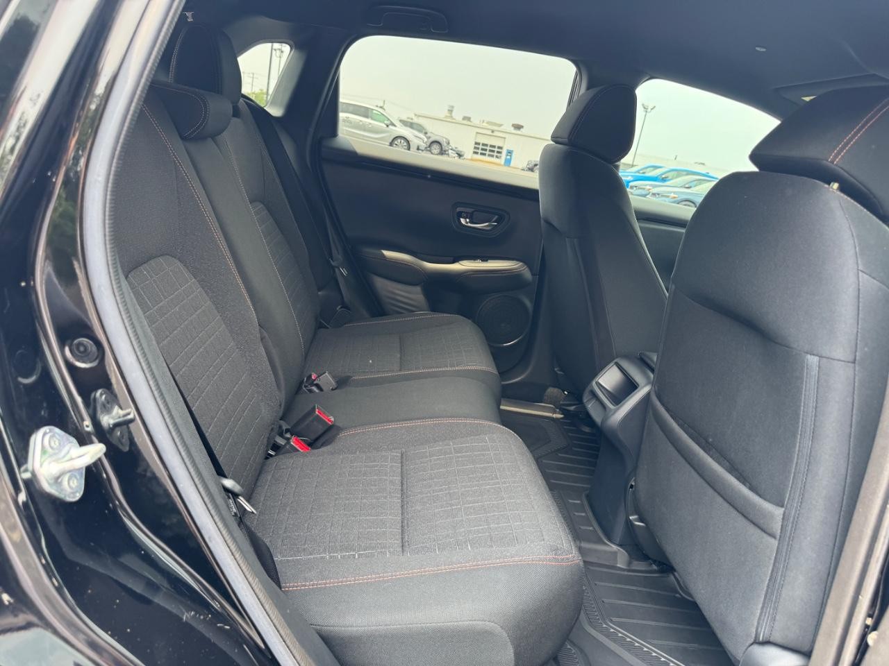 Honda HR-V Vehicle Full-screen Gallery Image 11