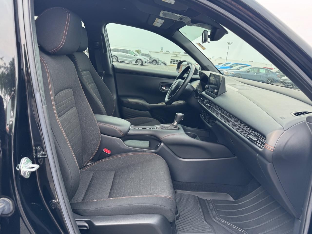 Honda HR-V Vehicle Full-screen Gallery Image 17