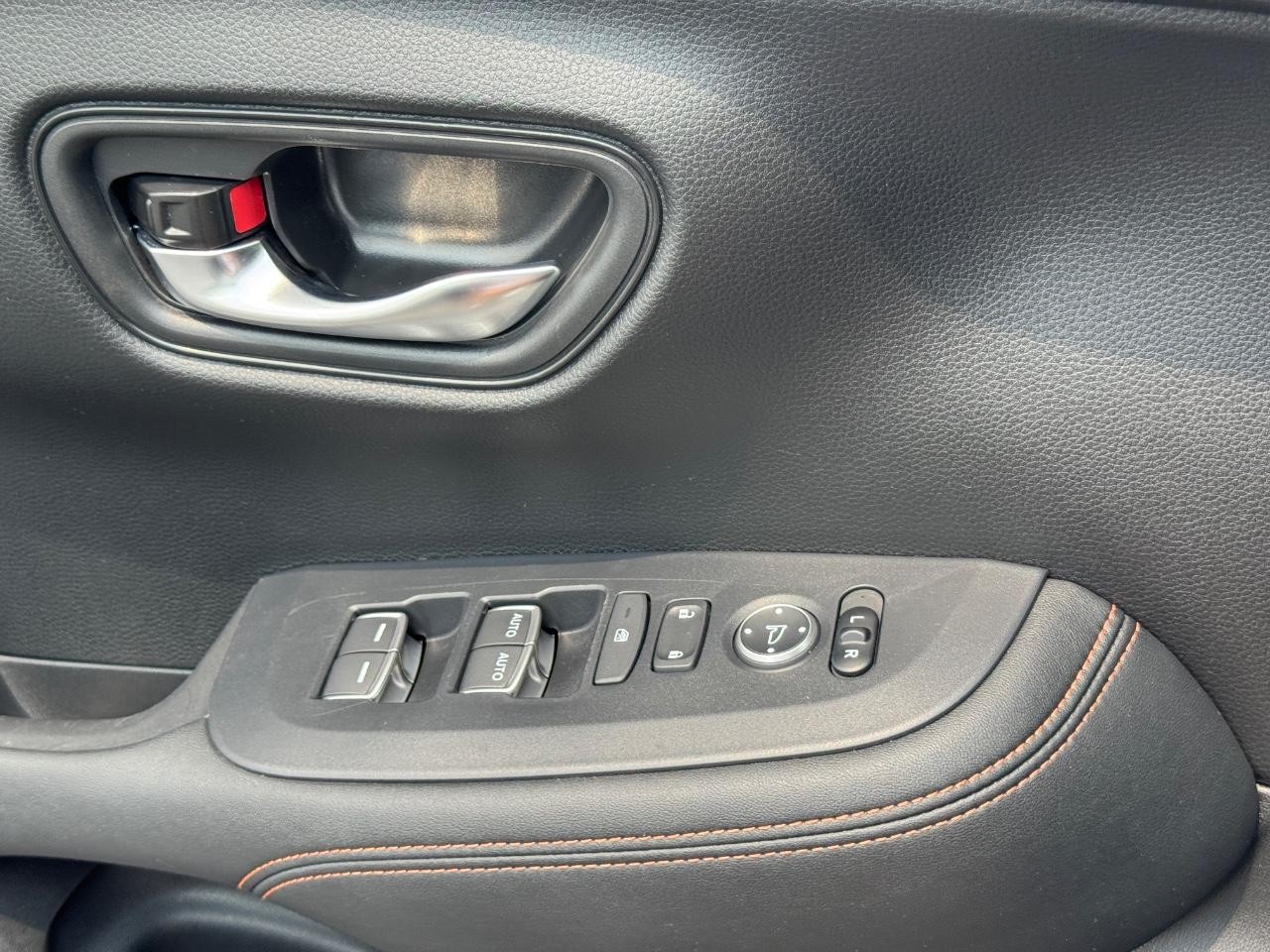 Honda HR-V Vehicle Full-screen Gallery Image 24