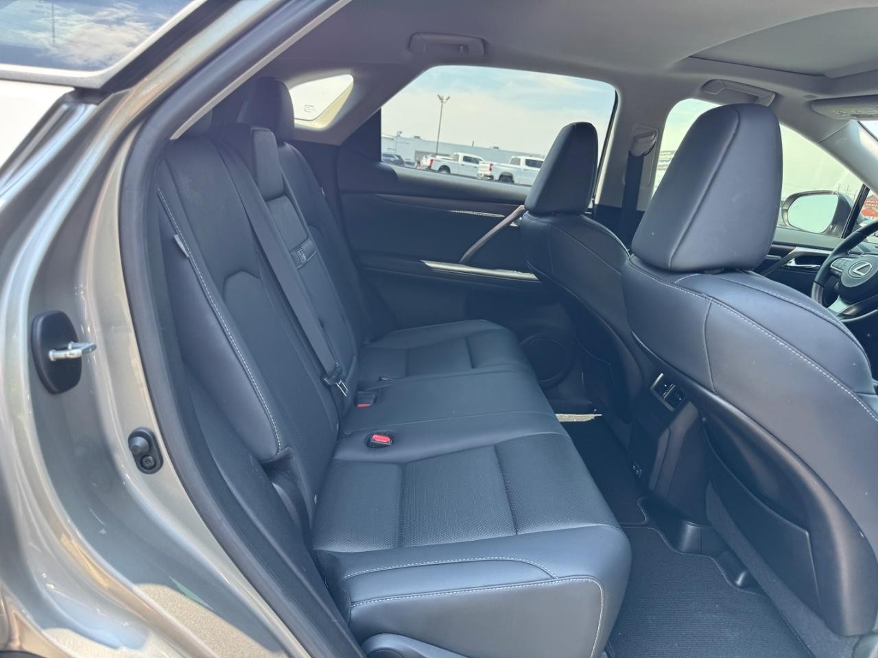 Lexus RX Vehicle Full-screen Gallery Image 11