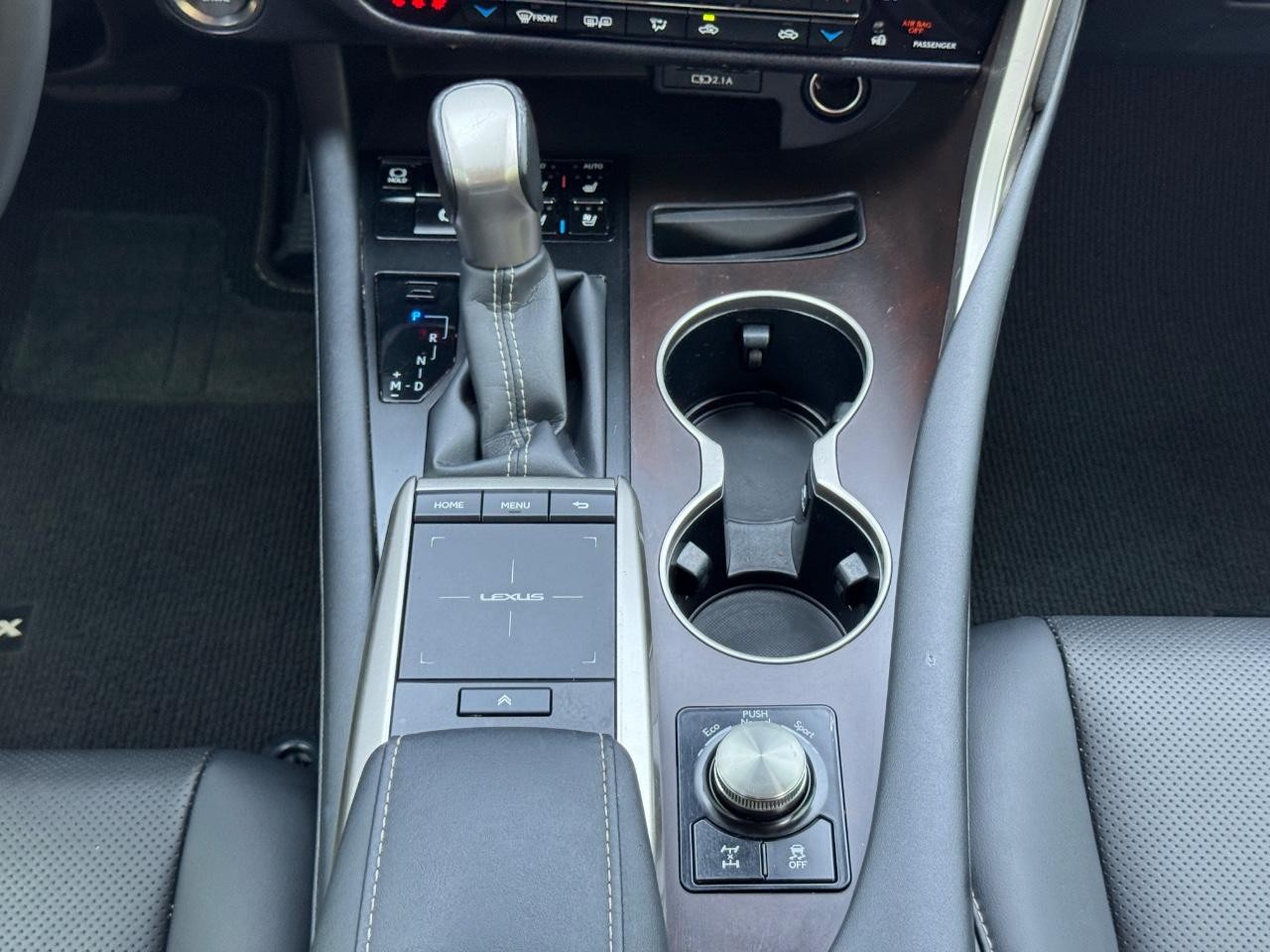 Lexus RX Vehicle Full-screen Gallery Image 16