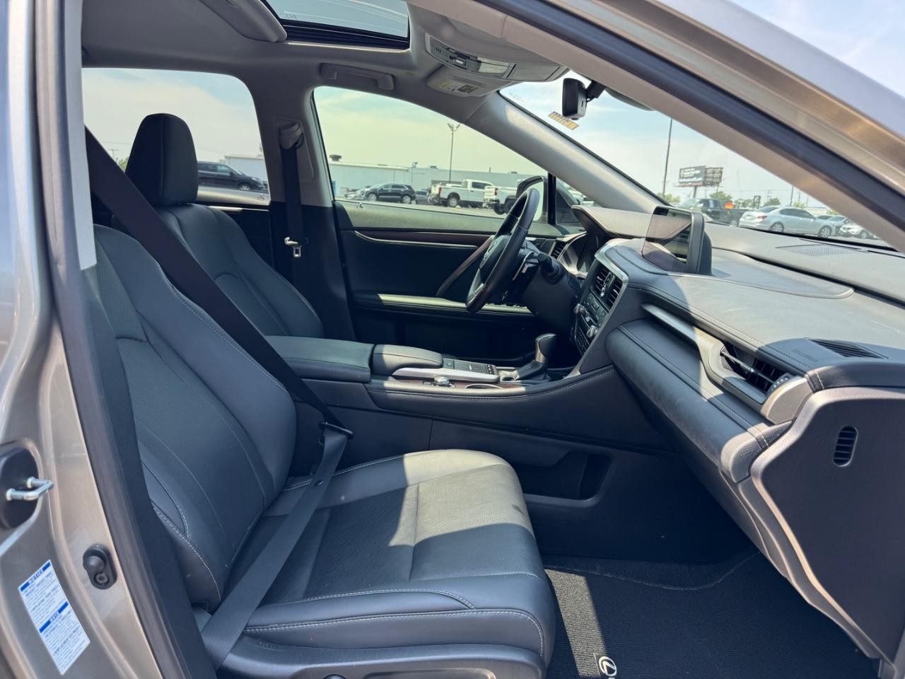 Lexus RX Vehicle Full-screen Gallery Image 18