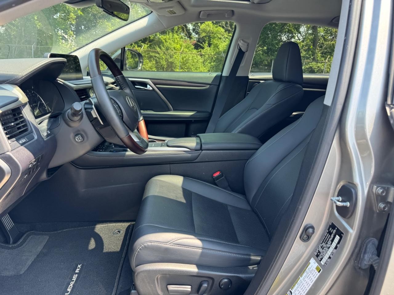 Lexus RX Vehicle Full-screen Gallery Image 19