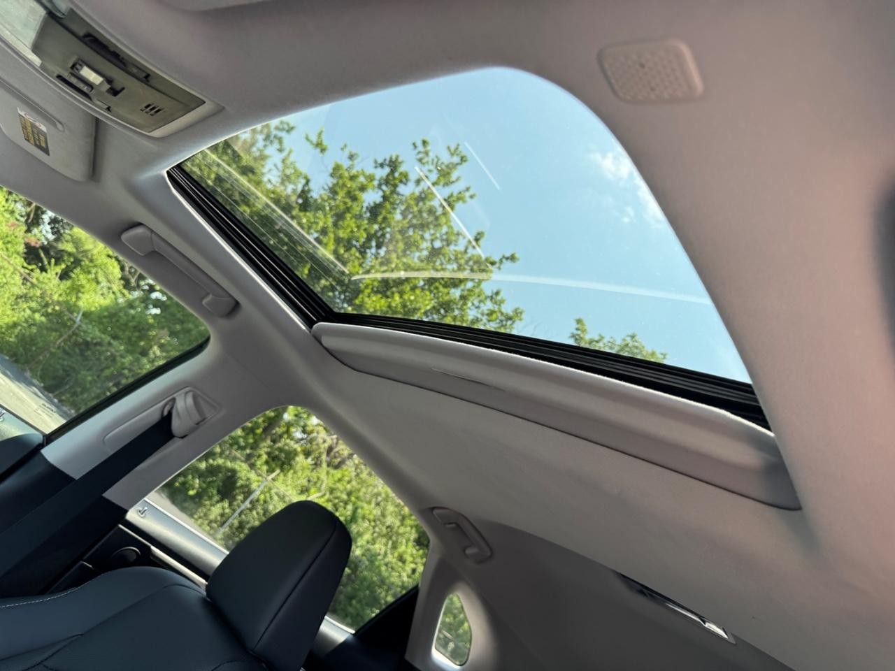 Lexus RX Vehicle Full-screen Gallery Image 20