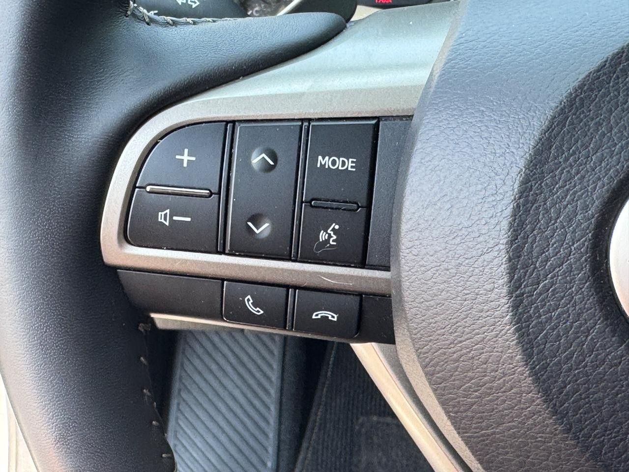 Lexus RX Vehicle Full-screen Gallery Image 22