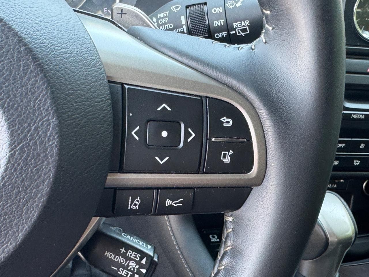 Lexus RX Vehicle Full-screen Gallery Image 23