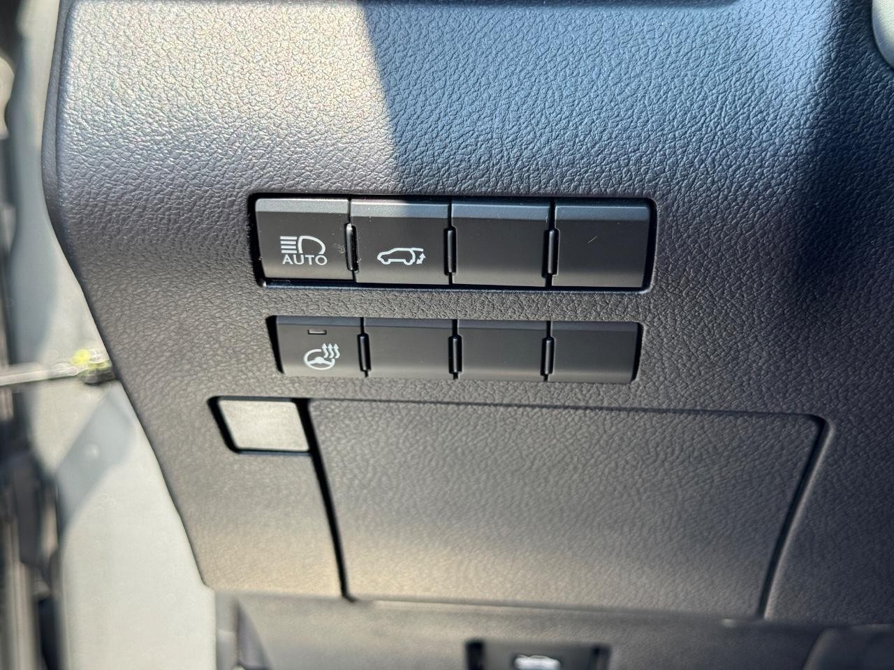 Lexus RX Vehicle Full-screen Gallery Image 24