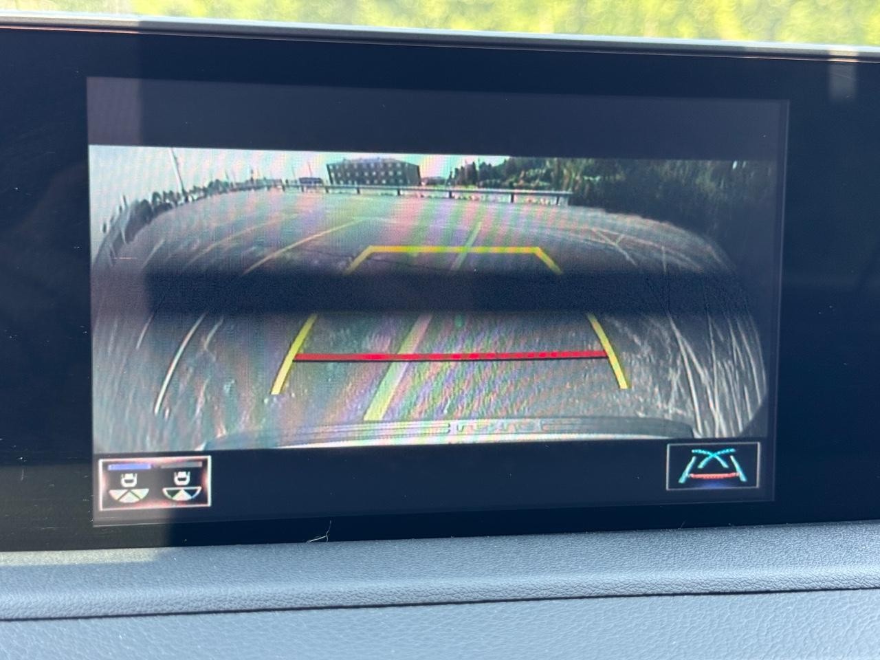 Lexus RX Vehicle Full-screen Gallery Image 25