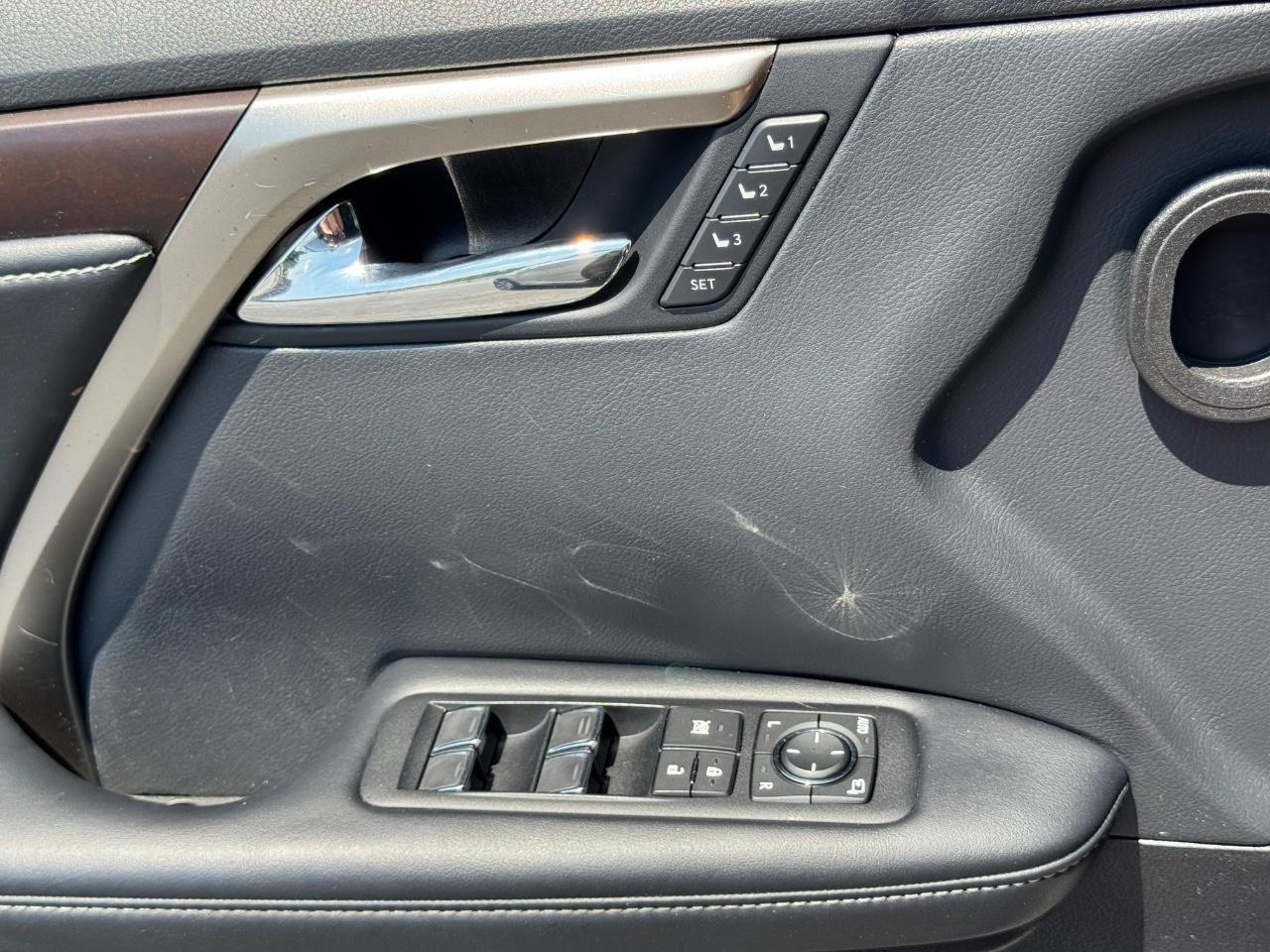 Lexus RX Vehicle Full-screen Gallery Image 26