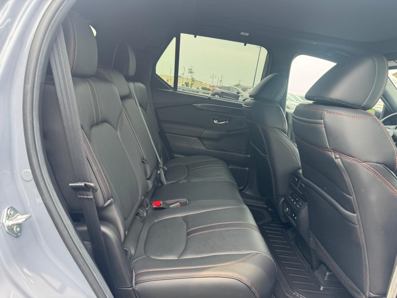 Honda Passport Vehicle Full-screen Gallery Image 11