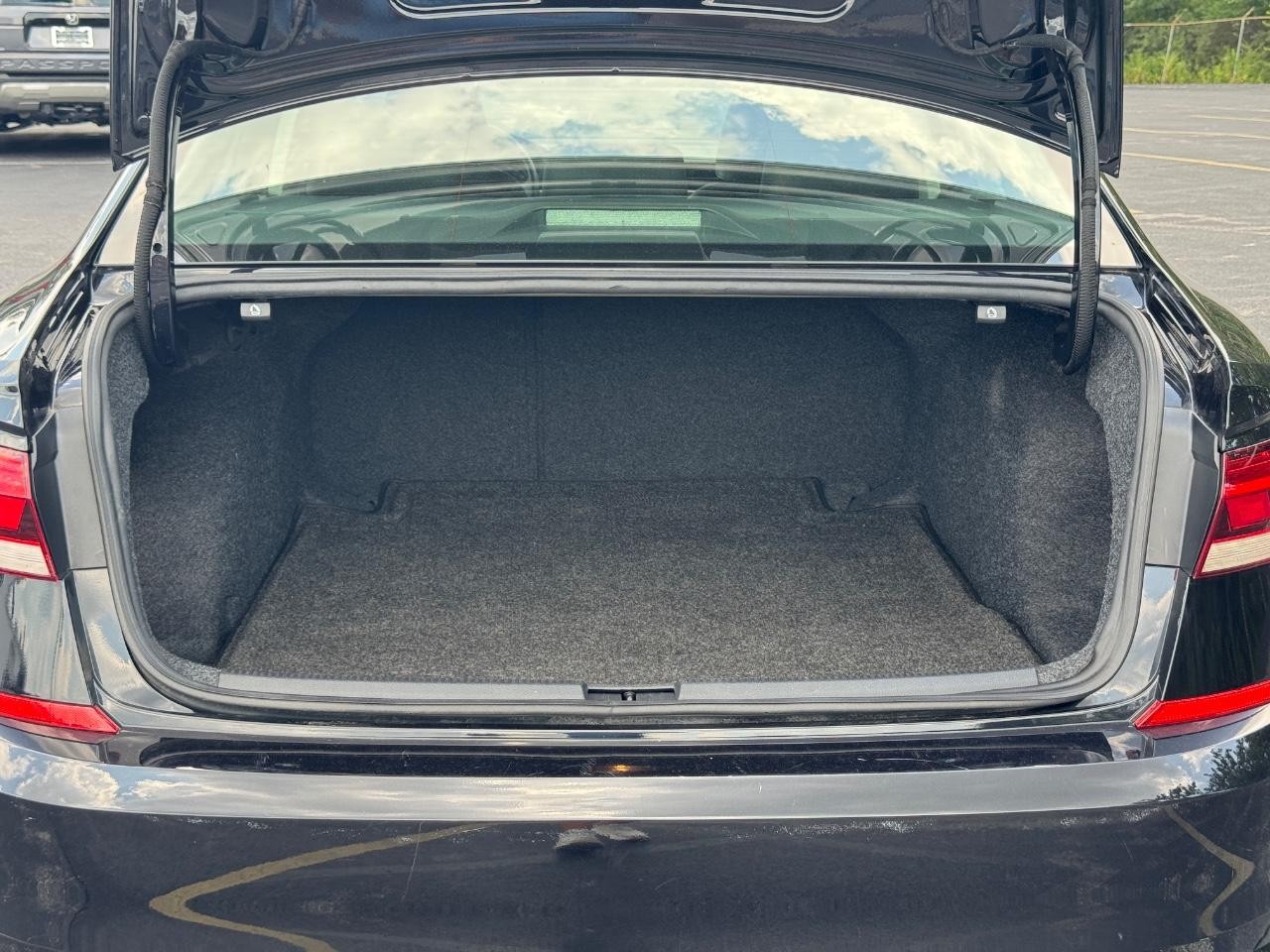 Volkswagen Passat Vehicle Full-screen Gallery Image 05