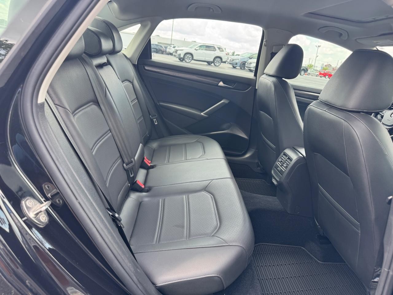 Volkswagen Passat Vehicle Full-screen Gallery Image 11