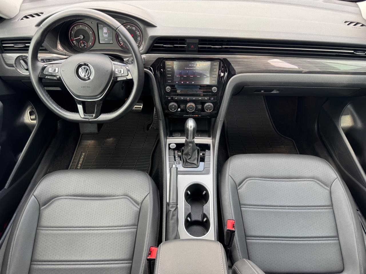 Volkswagen Passat Vehicle Full-screen Gallery Image 12