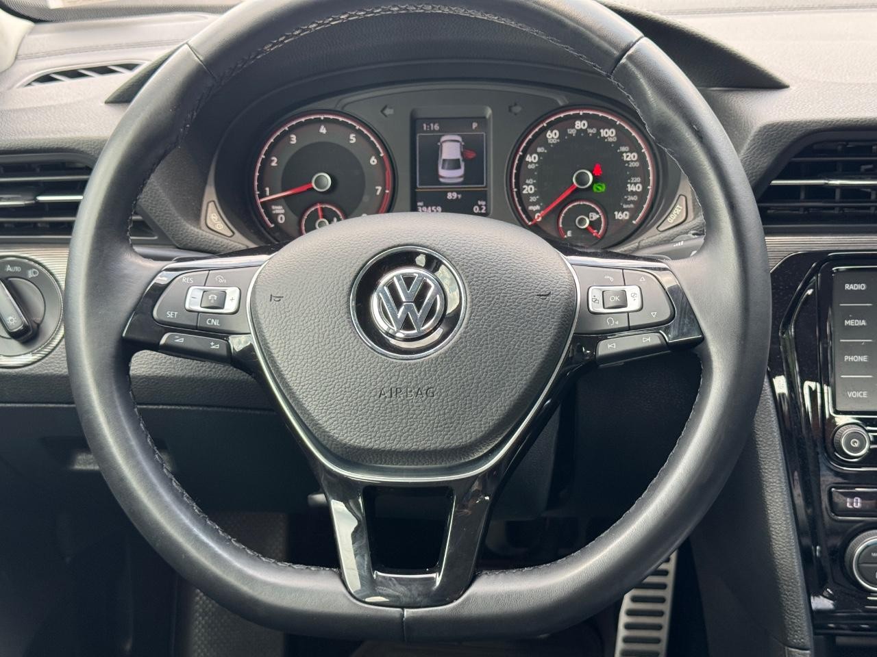 Volkswagen Passat Vehicle Full-screen Gallery Image 13