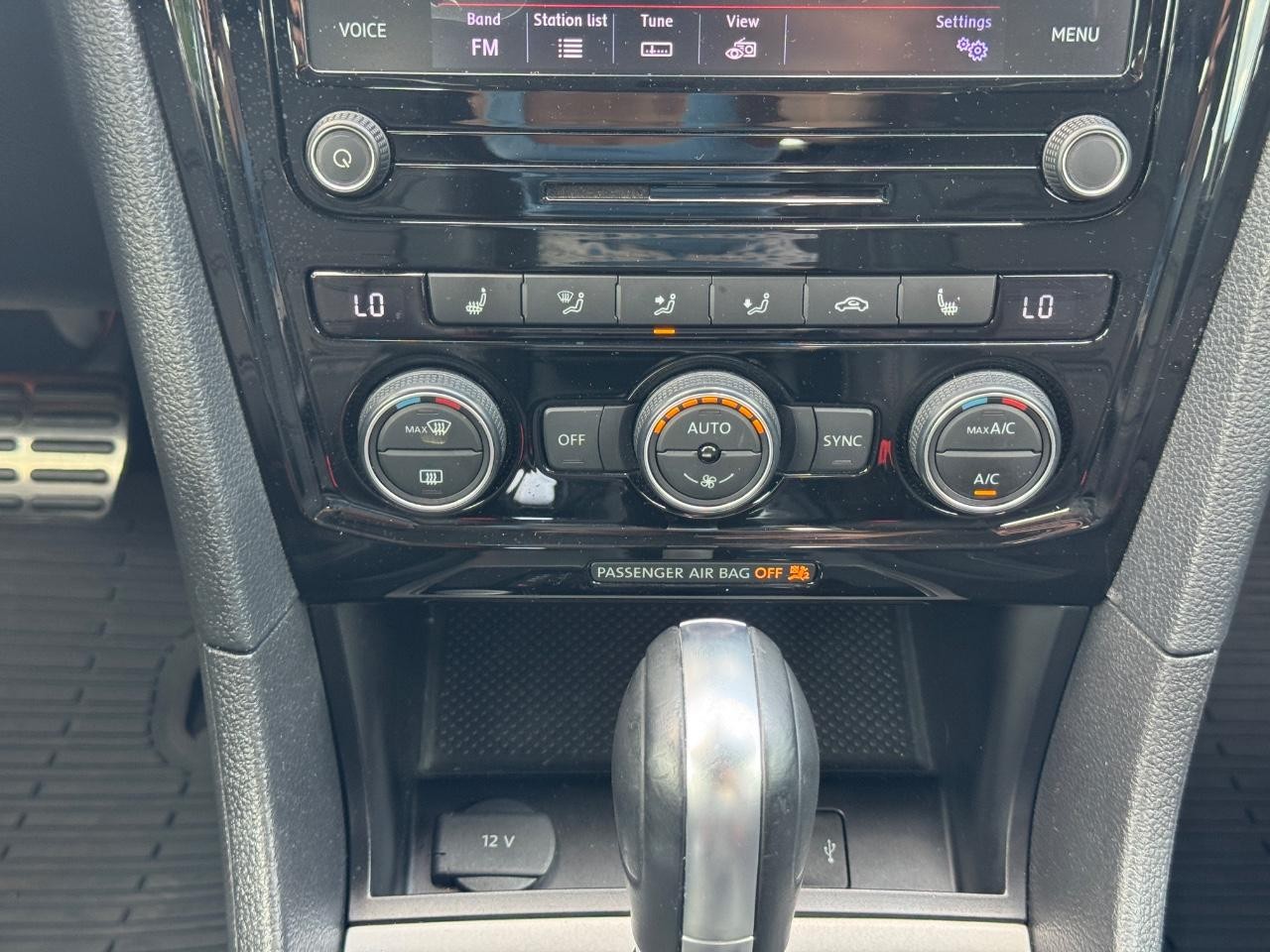 Volkswagen Passat Vehicle Full-screen Gallery Image 15