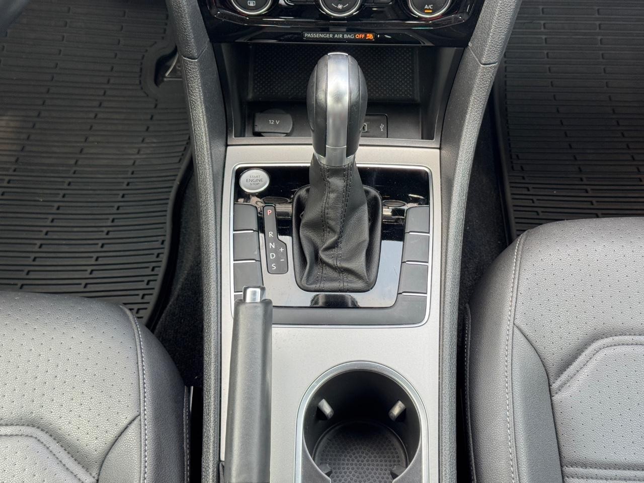 Volkswagen Passat Vehicle Full-screen Gallery Image 16