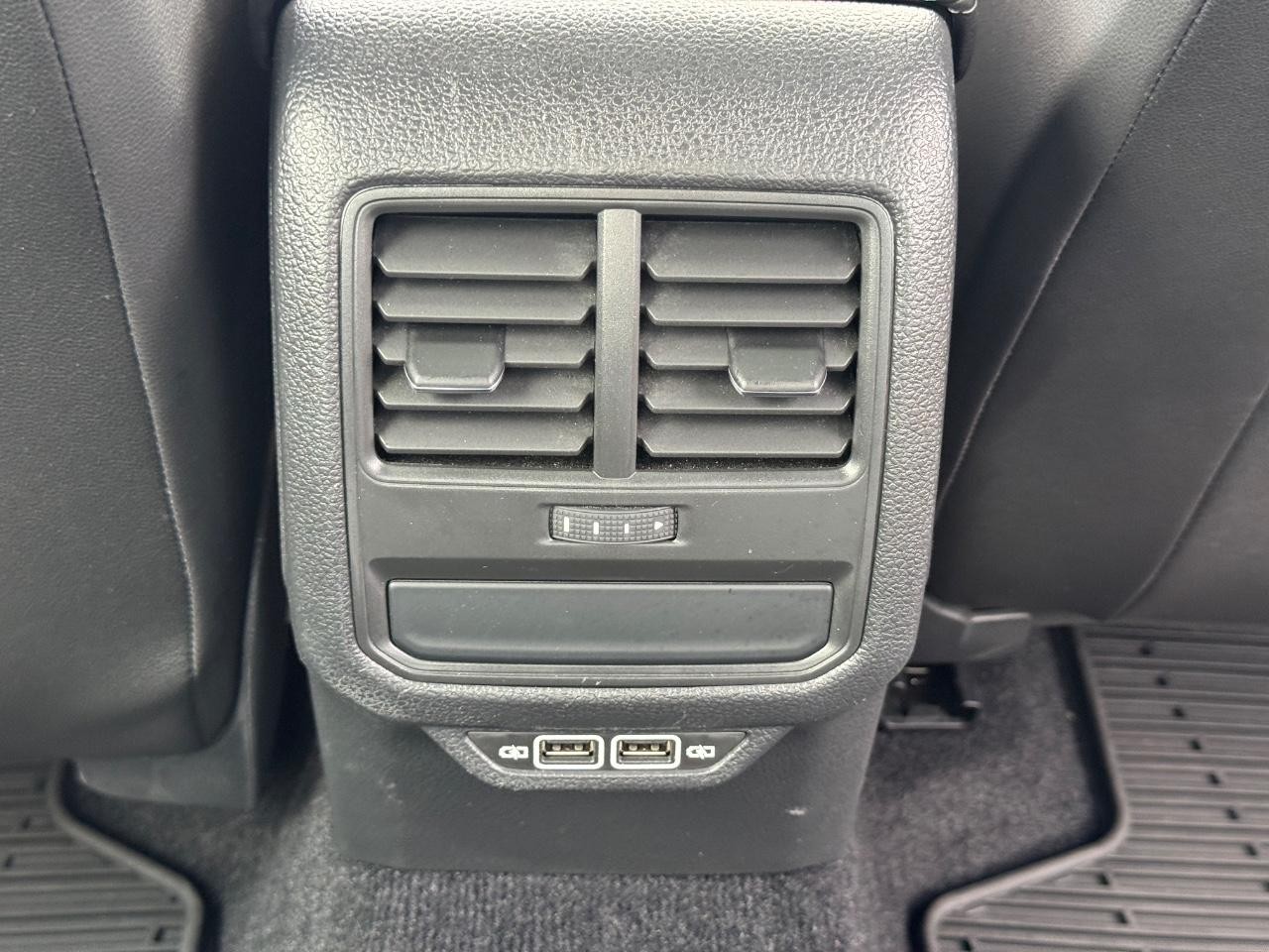 Volkswagen Passat Vehicle Full-screen Gallery Image 17