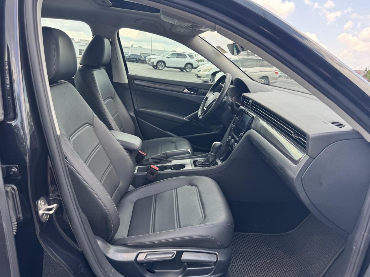 Volkswagen Passat Vehicle Full-screen Gallery Image 18