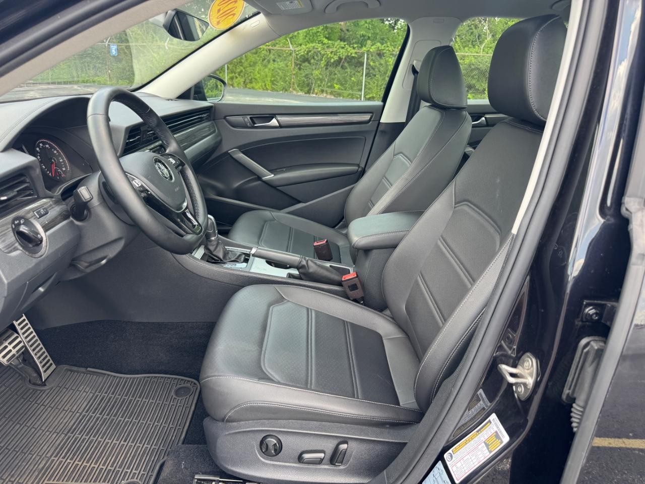 Volkswagen Passat Vehicle Full-screen Gallery Image 19