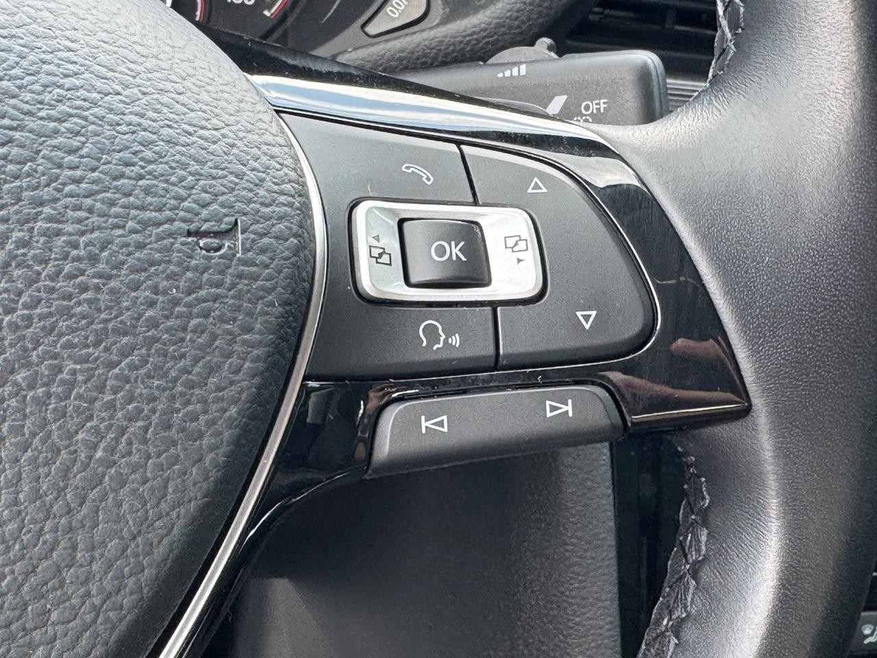 Volkswagen Passat Vehicle Full-screen Gallery Image 23