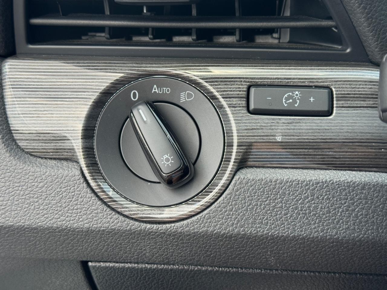 Volkswagen Passat Vehicle Full-screen Gallery Image 24