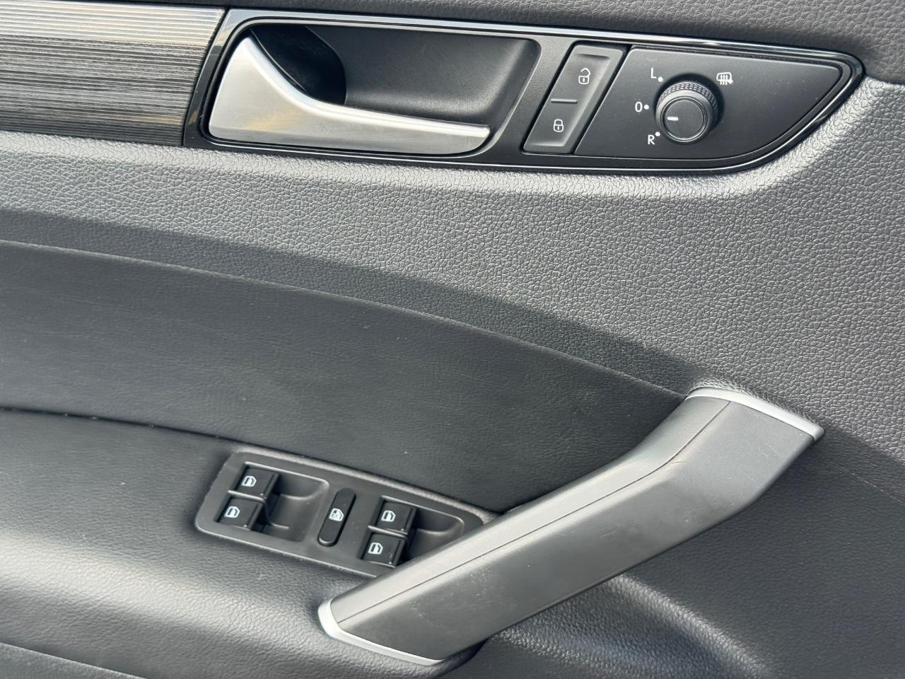 Volkswagen Passat Vehicle Full-screen Gallery Image 26