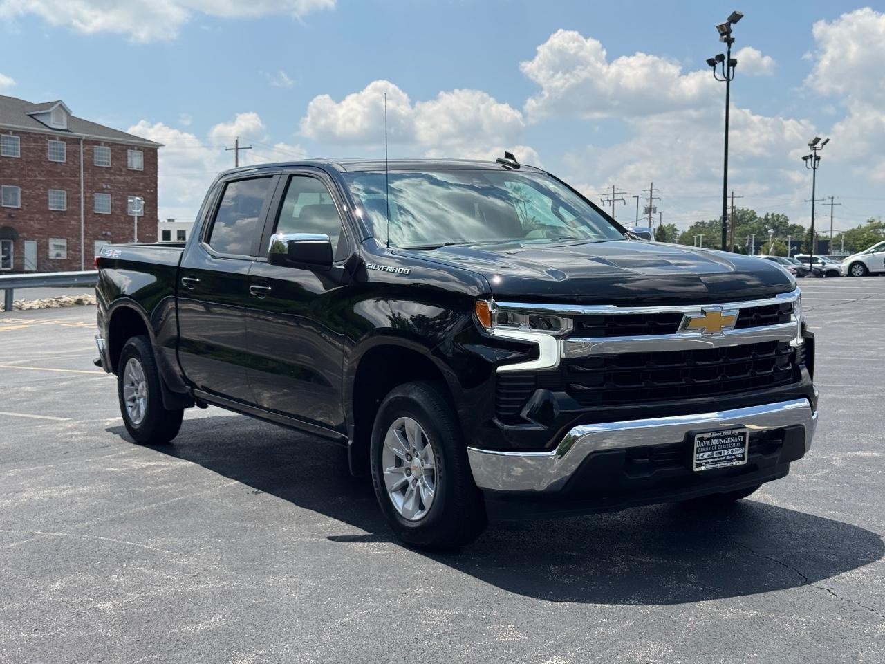 Chevrolet Silverado 1500 Vehicle Full-screen Gallery Image 02