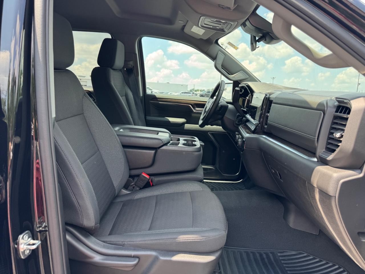 Chevrolet Silverado 1500 Vehicle Full-screen Gallery Image 17