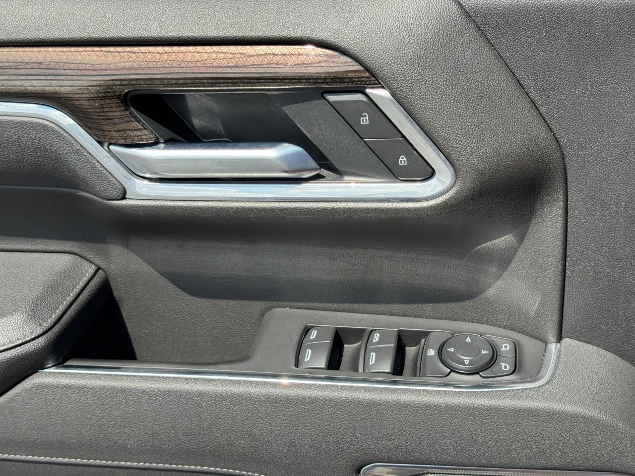 Chevrolet Silverado 1500 Vehicle Full-screen Gallery Image 25