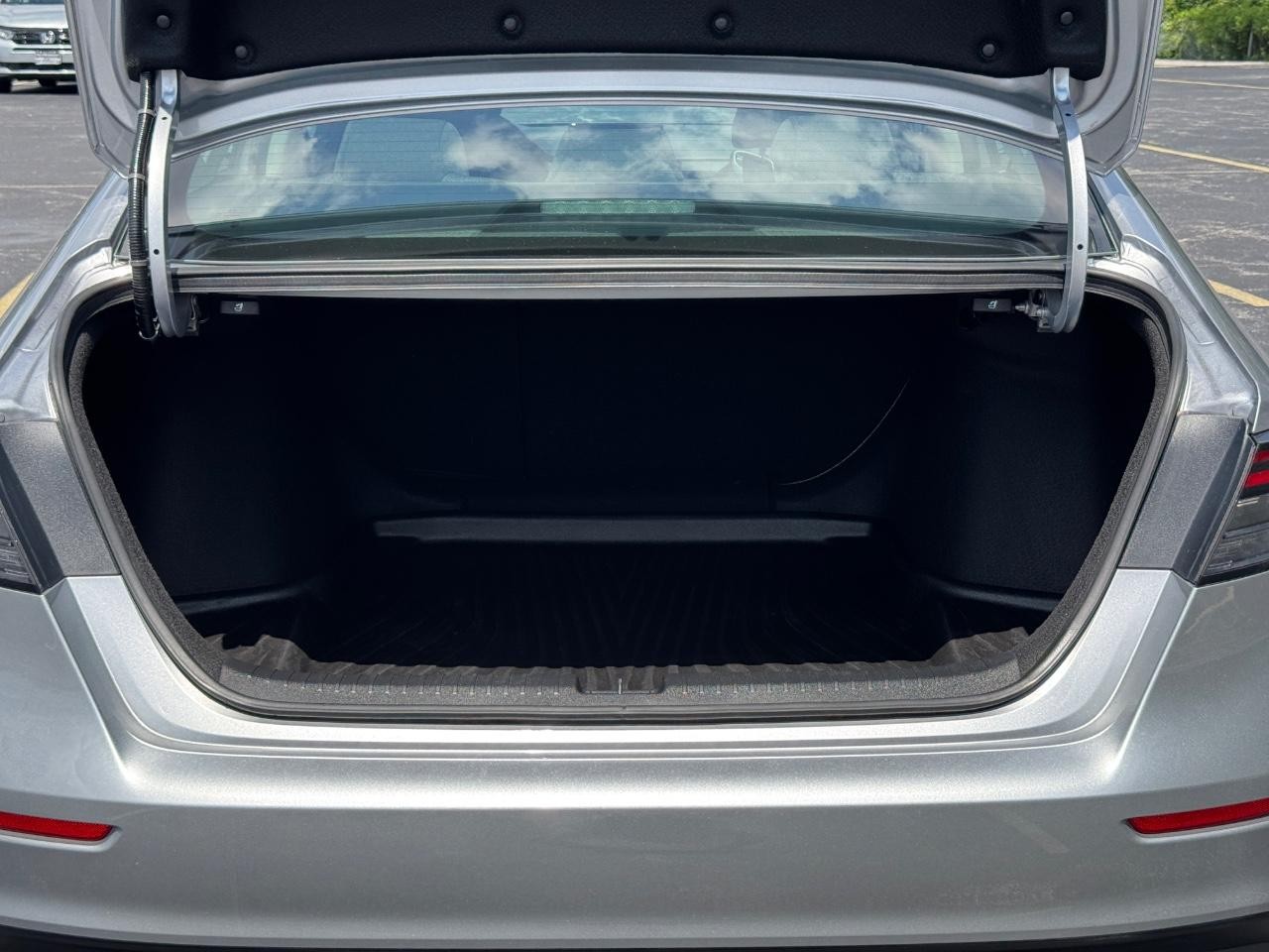Honda Accord Sedan Vehicle Full-screen Gallery Image 05