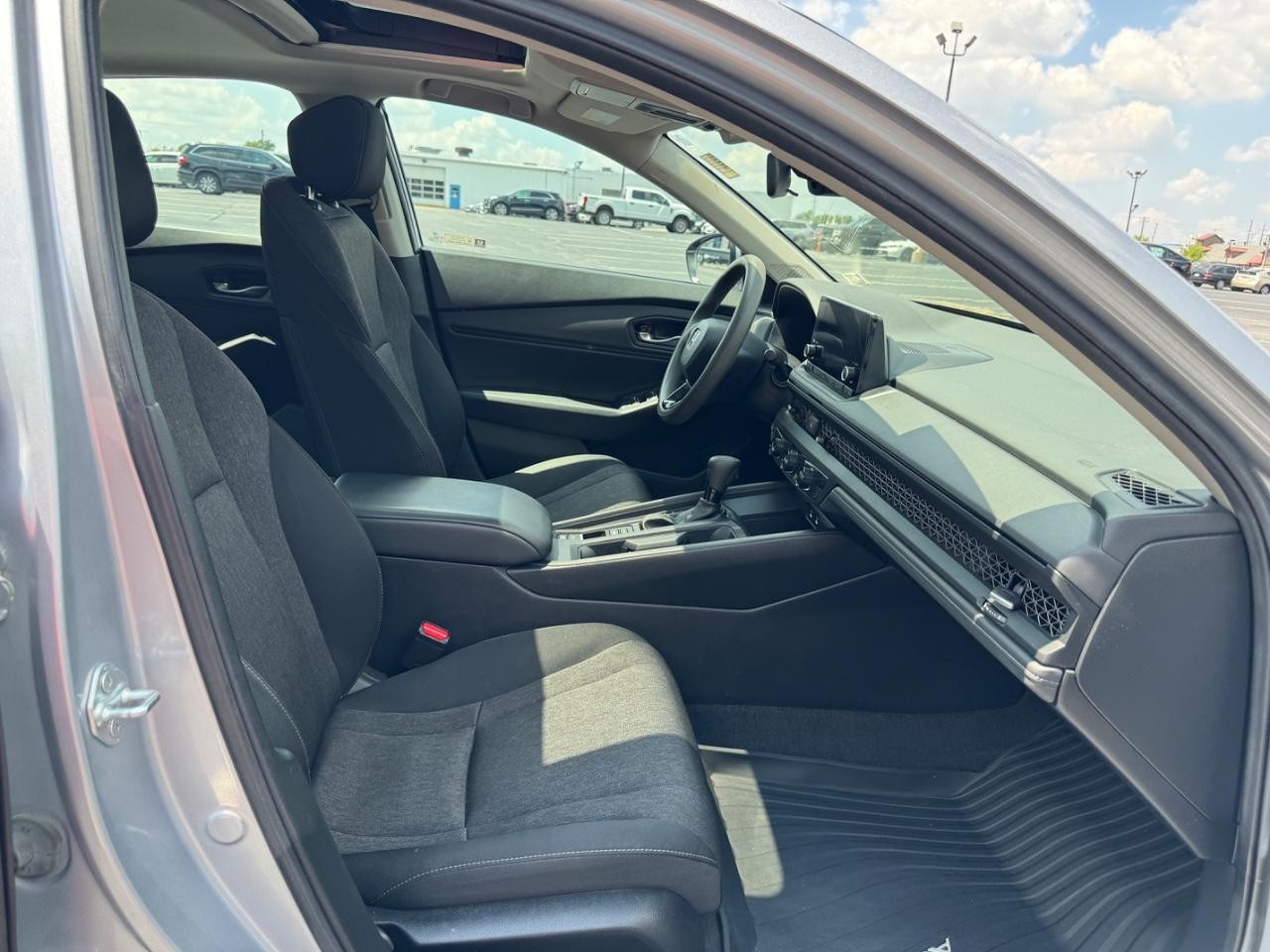 Honda Accord Sedan Vehicle Full-screen Gallery Image 17