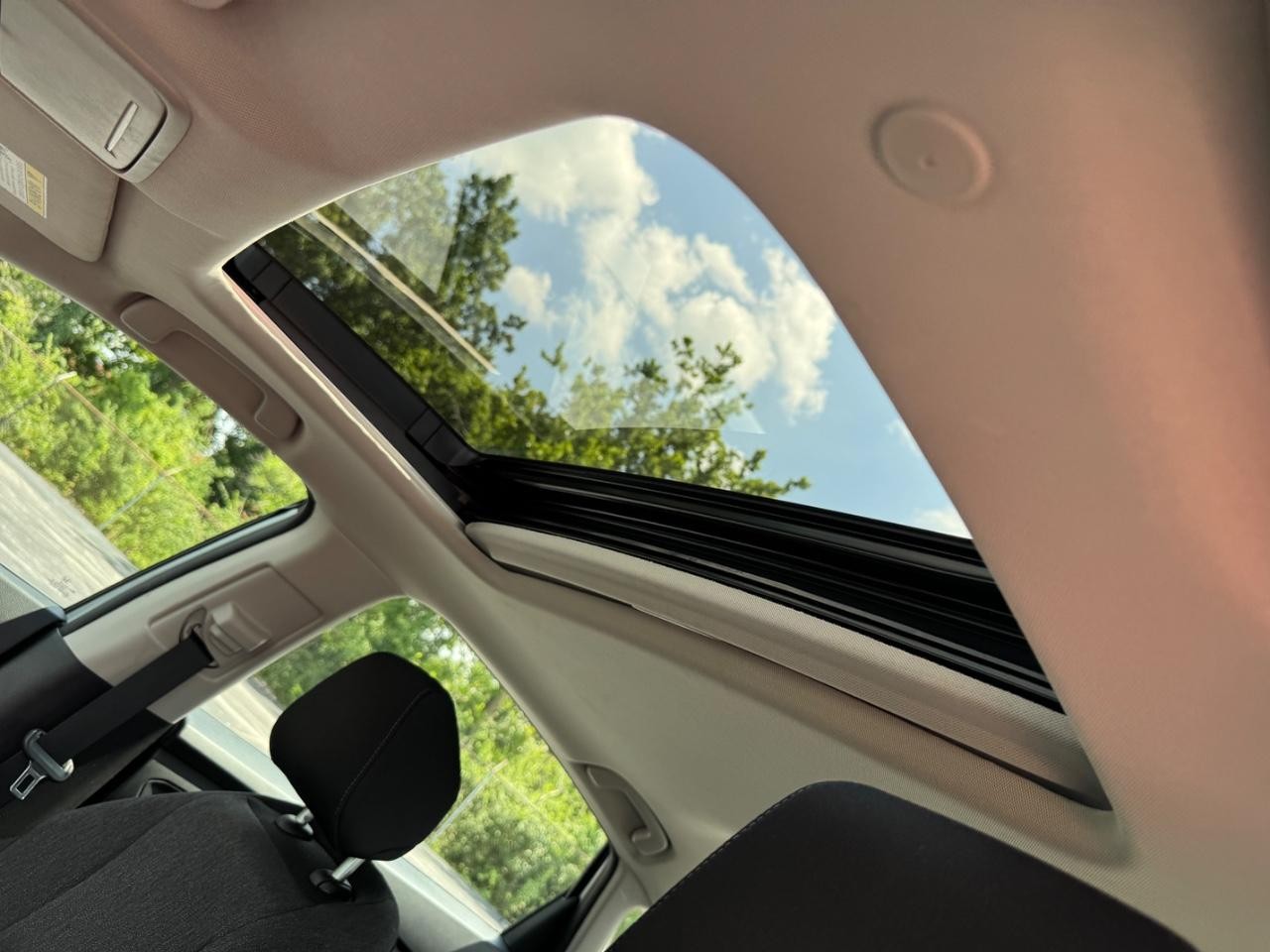 Honda Accord Sedan Vehicle Full-screen Gallery Image 19