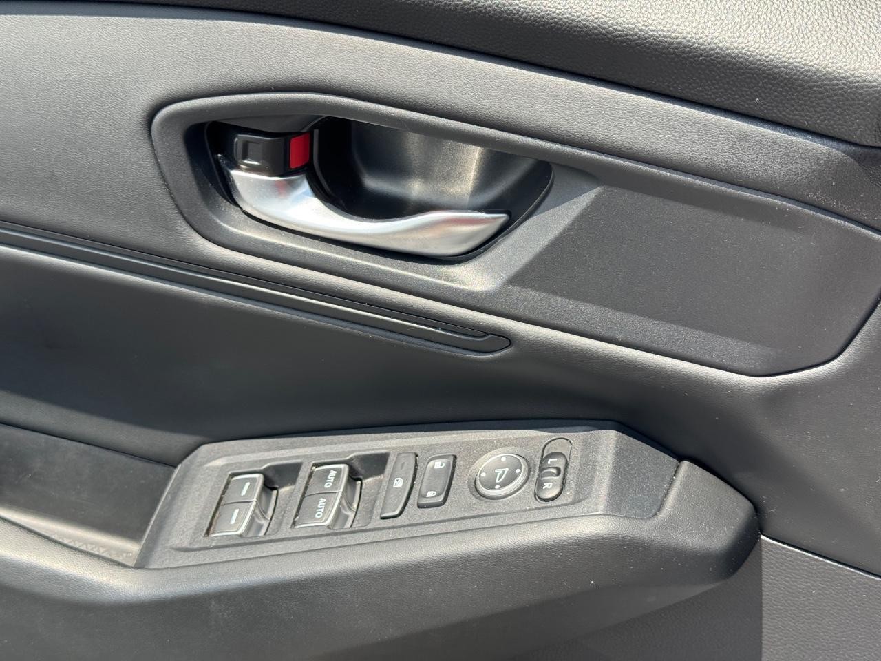 Honda Accord Sedan Vehicle Full-screen Gallery Image 24