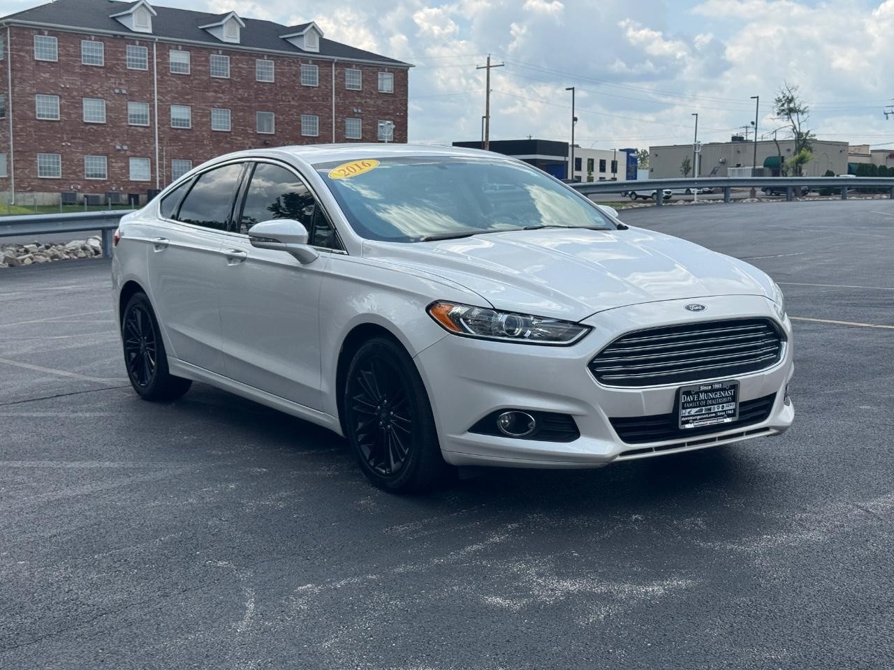 Ford Fusion Vehicle Full-screen Gallery Image 02