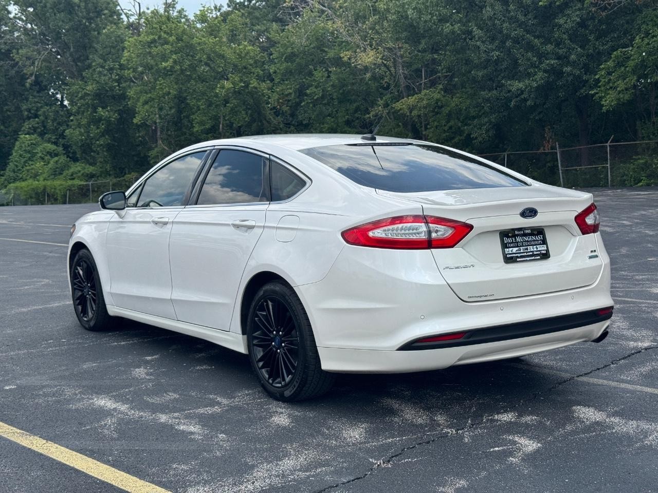 Ford Fusion Vehicle Full-screen Gallery Image 07