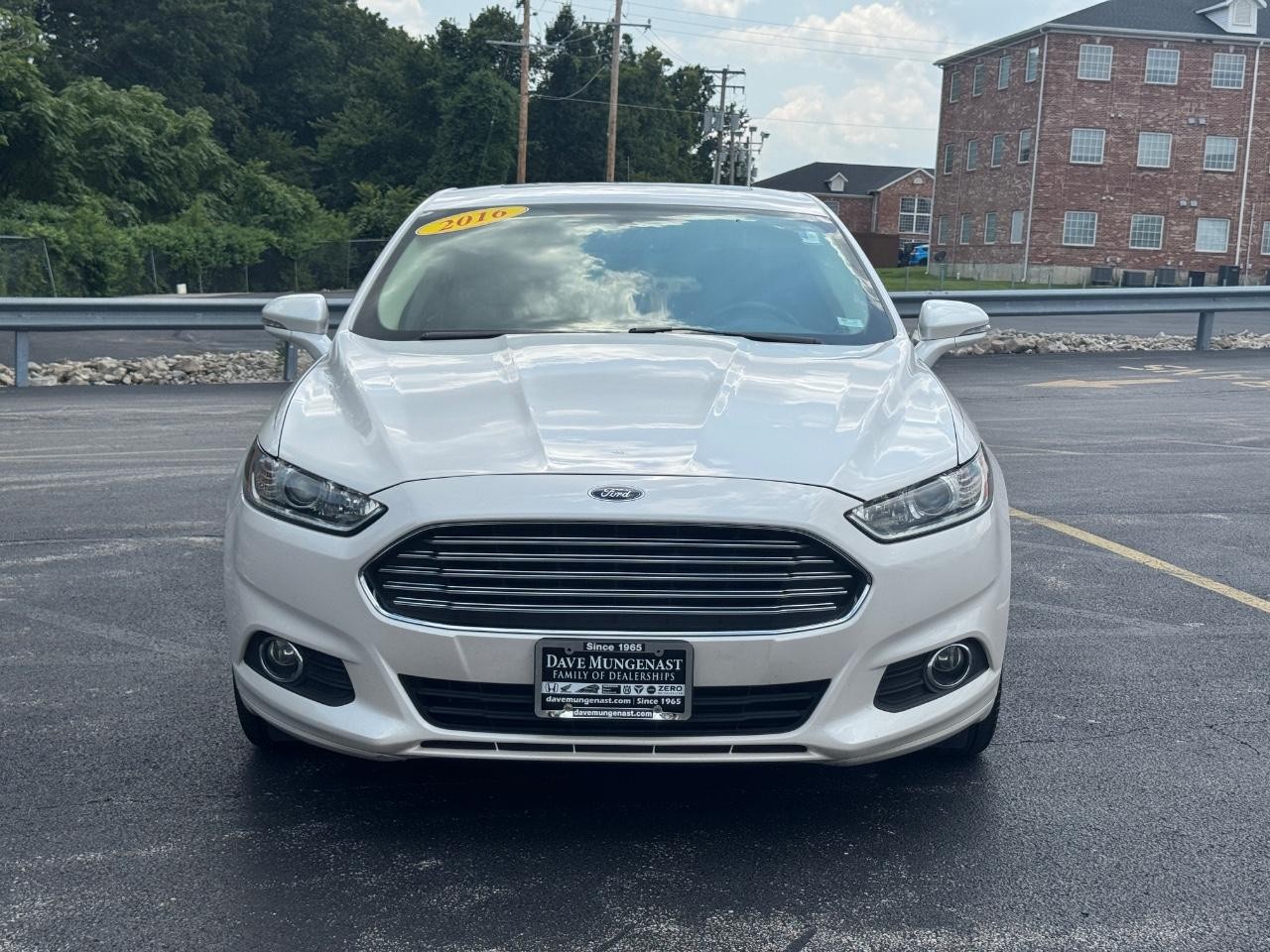 Ford Fusion Vehicle Full-screen Gallery Image 10