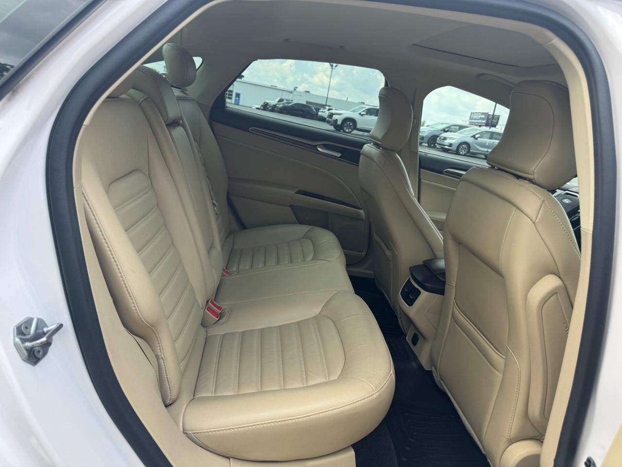 Ford Fusion Vehicle Full-screen Gallery Image 11