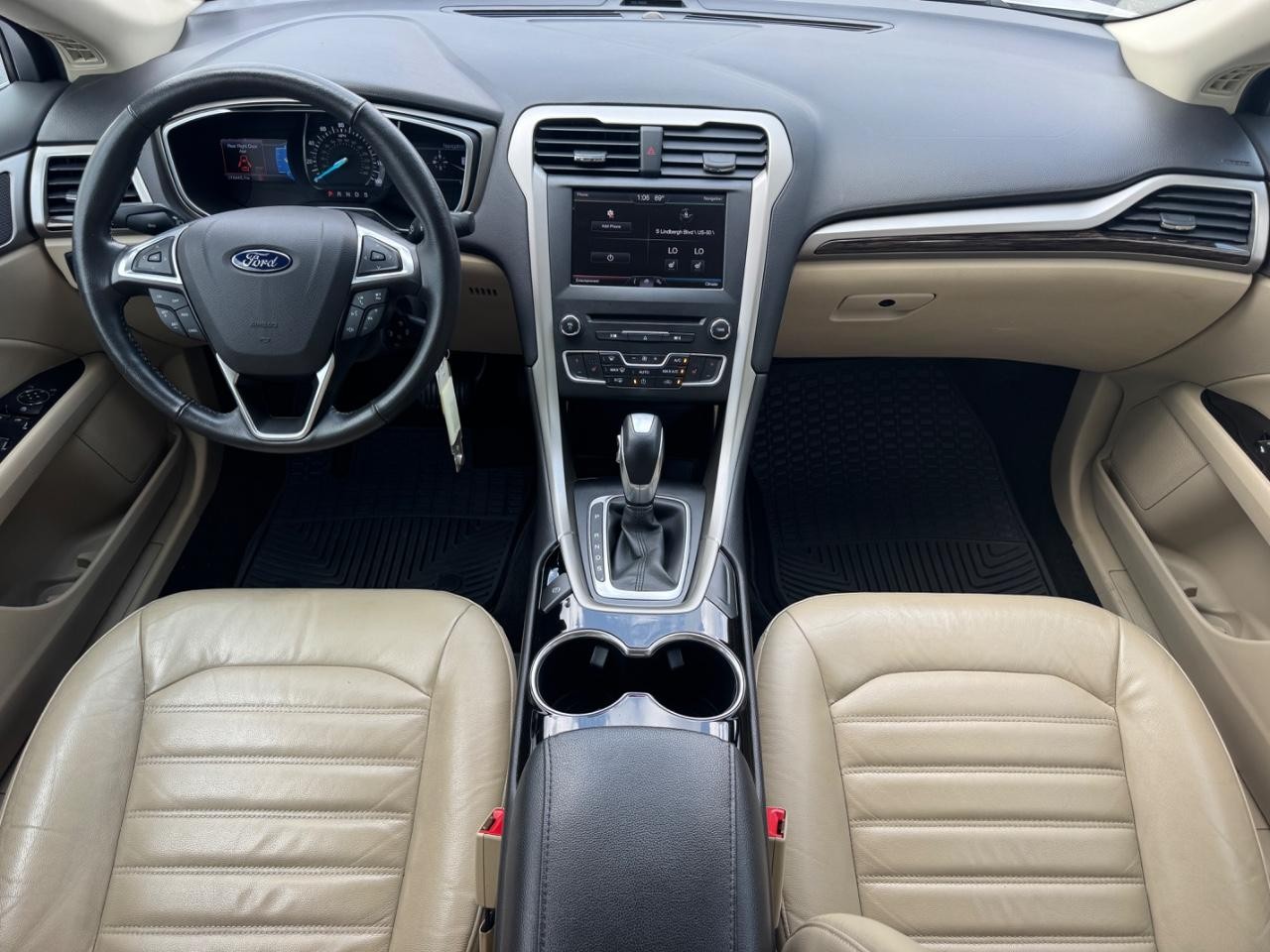 Ford Fusion Vehicle Full-screen Gallery Image 12
