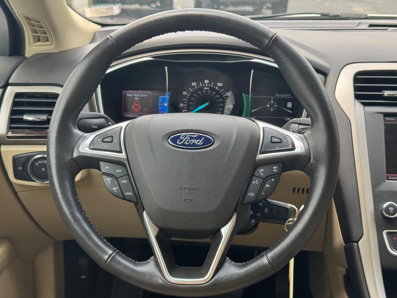 Ford Fusion Vehicle Full-screen Gallery Image 13