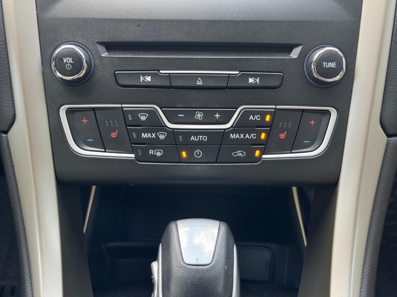Ford Fusion Vehicle Full-screen Gallery Image 15