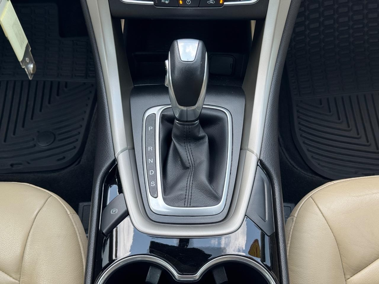 Ford Fusion Vehicle Full-screen Gallery Image 16