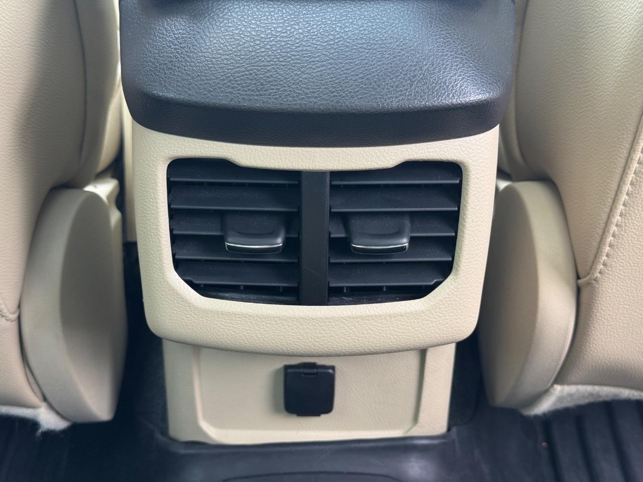Ford Fusion Vehicle Full-screen Gallery Image 17