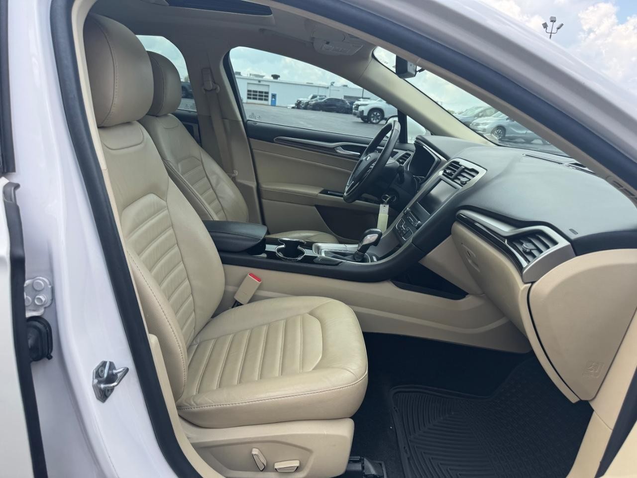 Ford Fusion Vehicle Full-screen Gallery Image 18
