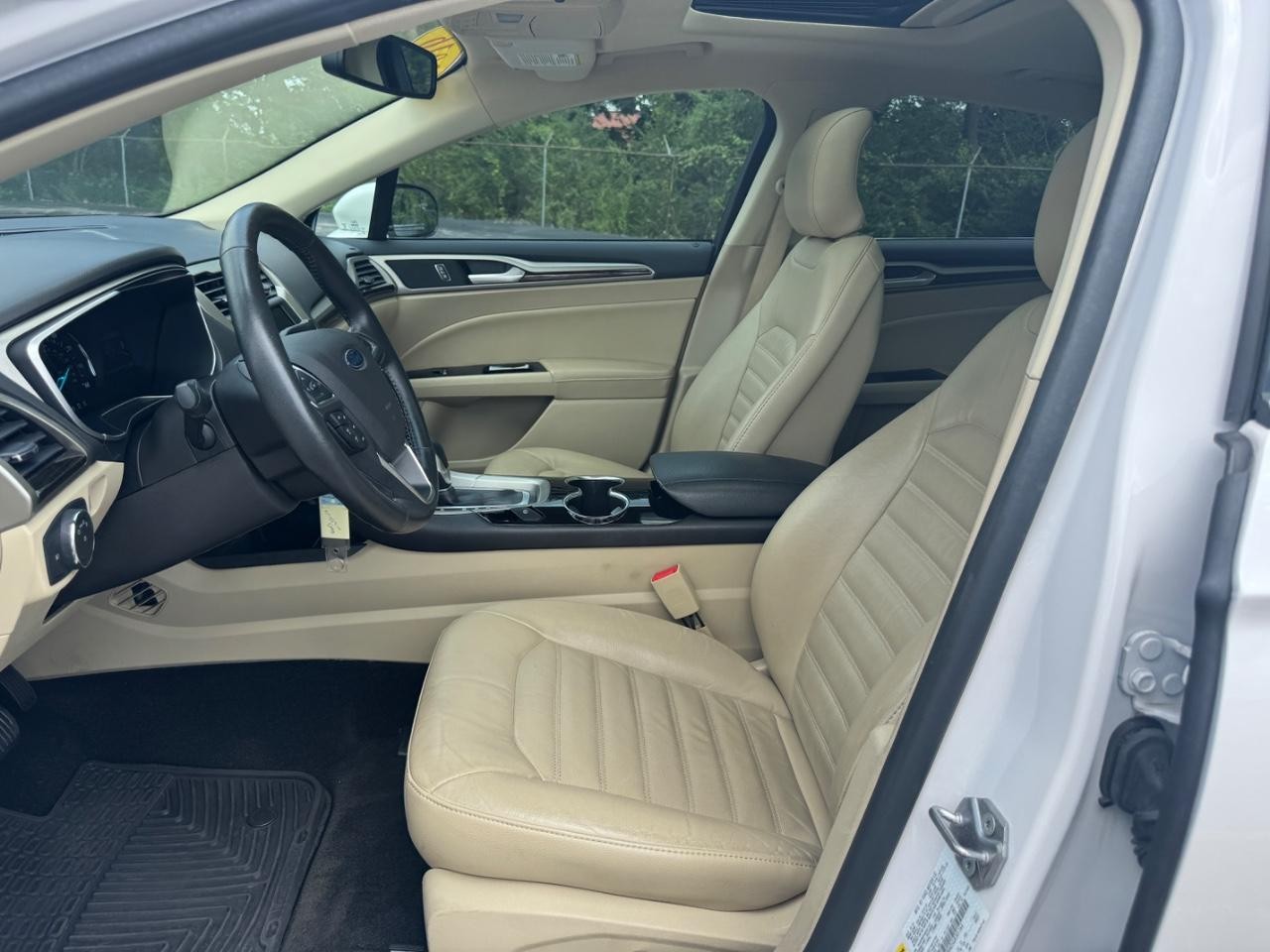 Ford Fusion Vehicle Full-screen Gallery Image 19
