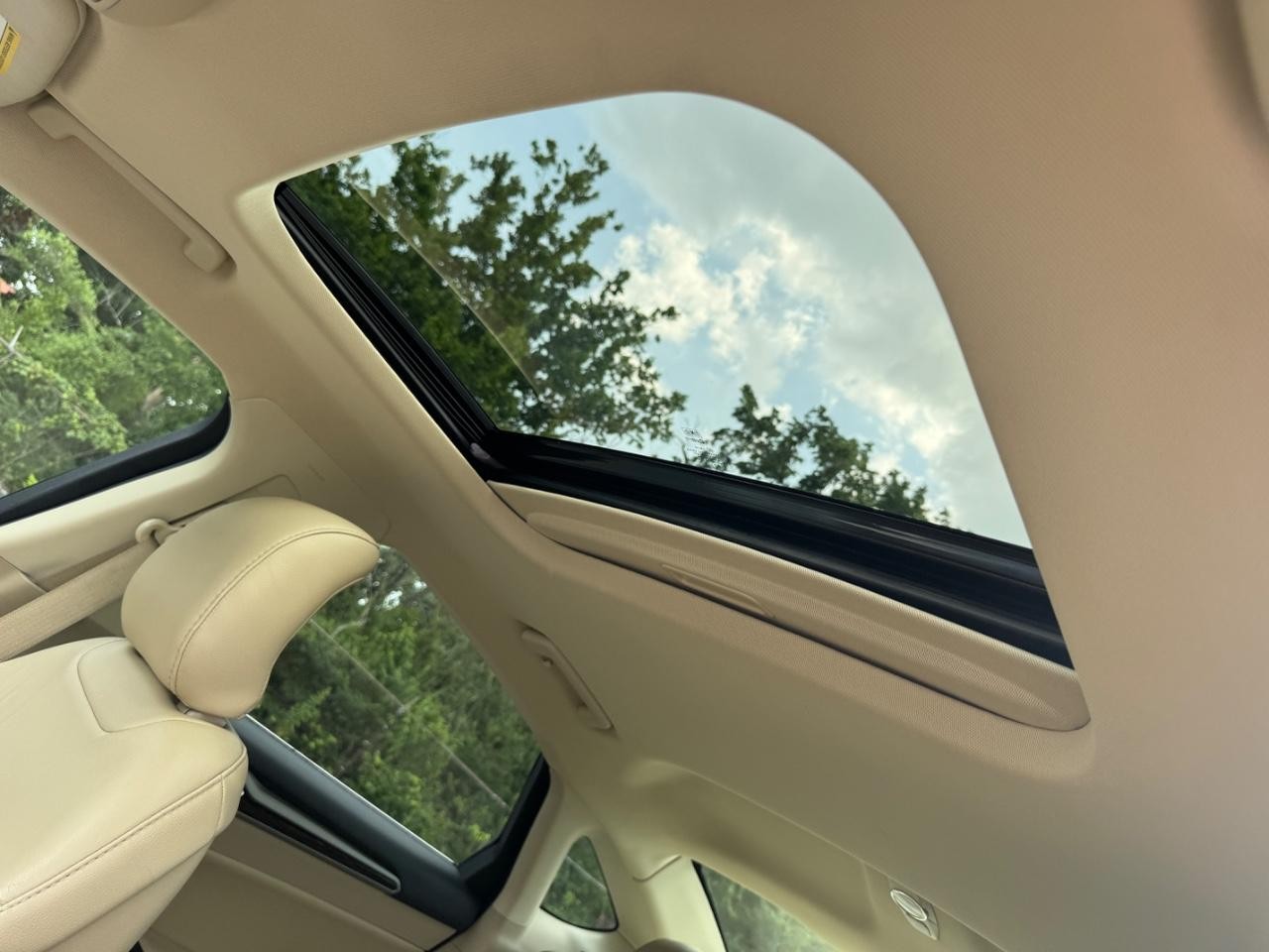 Ford Fusion Vehicle Full-screen Gallery Image 20