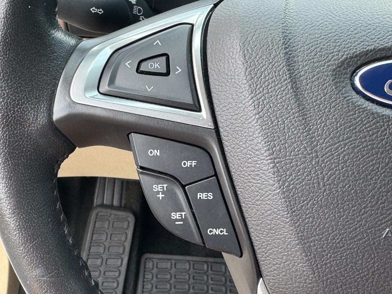 Ford Fusion Vehicle Full-screen Gallery Image 22