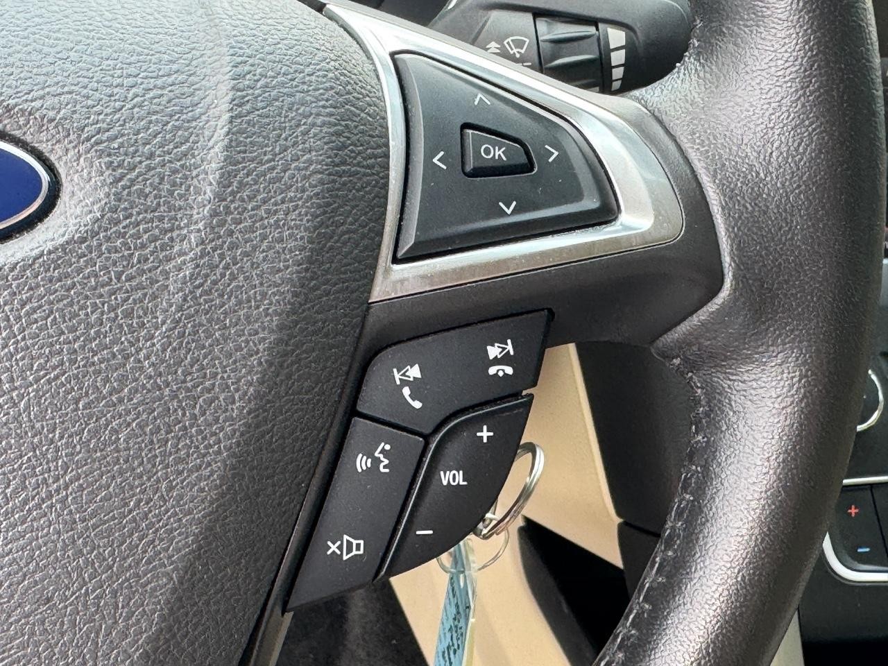 Ford Fusion Vehicle Full-screen Gallery Image 23