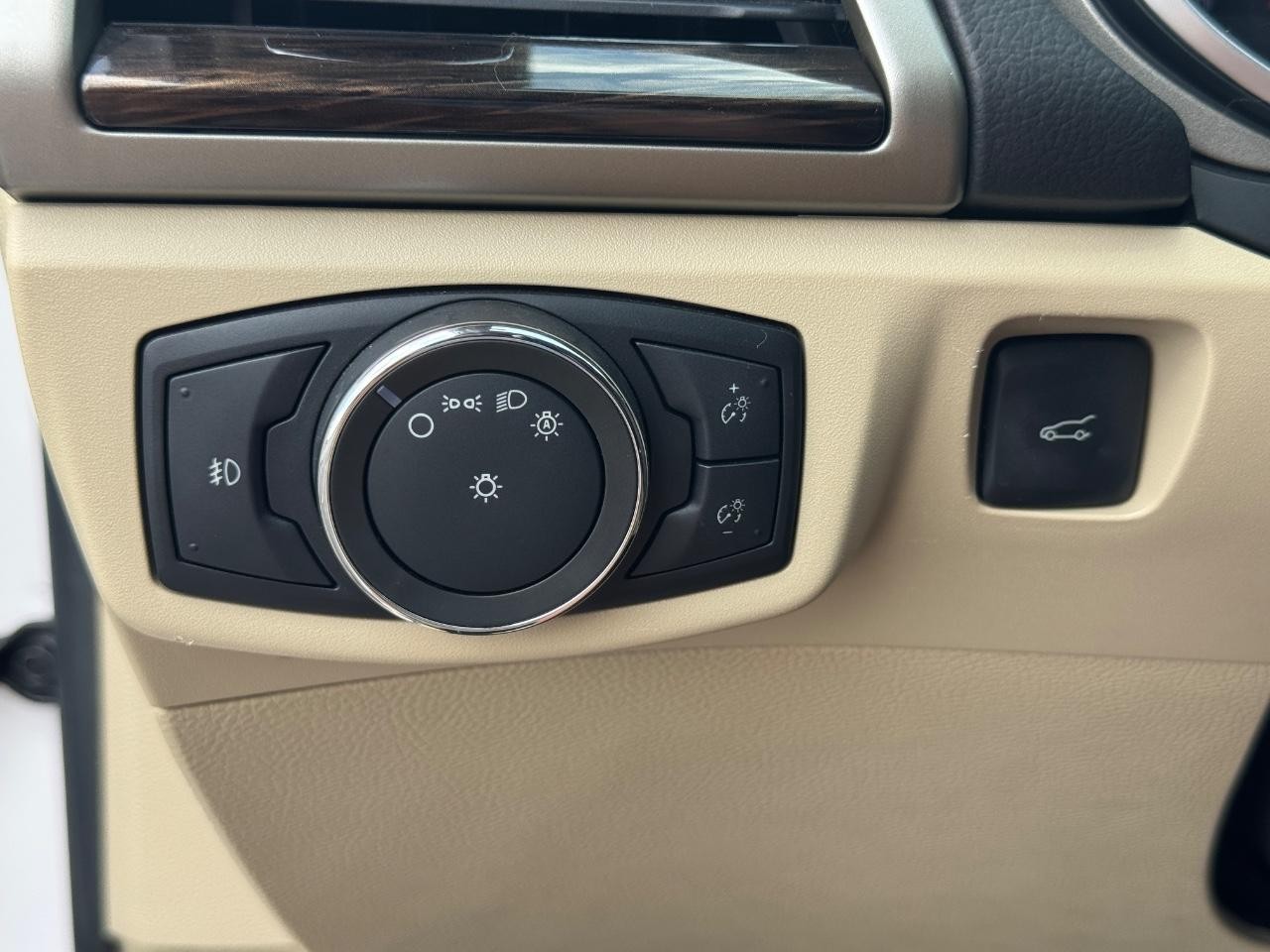 Ford Fusion Vehicle Full-screen Gallery Image 24
